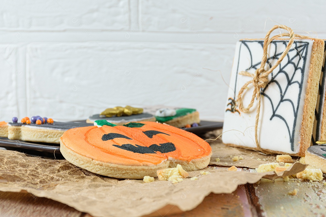 Close-up de biscoitos amanteigados em um papel pardo.