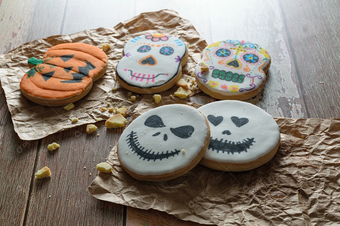 Foto discreta. Vários biscoitos amanteigados temáticos de Halloween