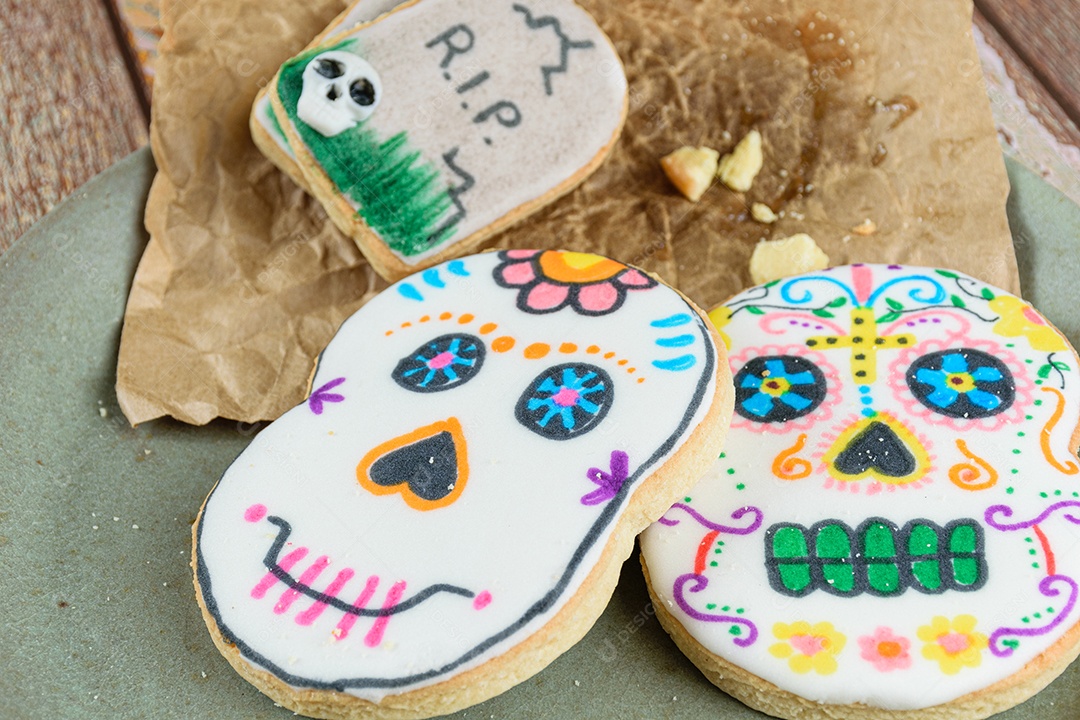 Closeup de biscoitos amanteigados em forma de caveira em papel pardo