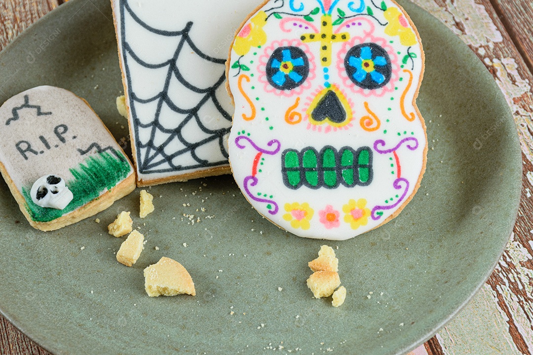 Close up de biscoitos amanteigados temáticos de Halloween em uma placa verde