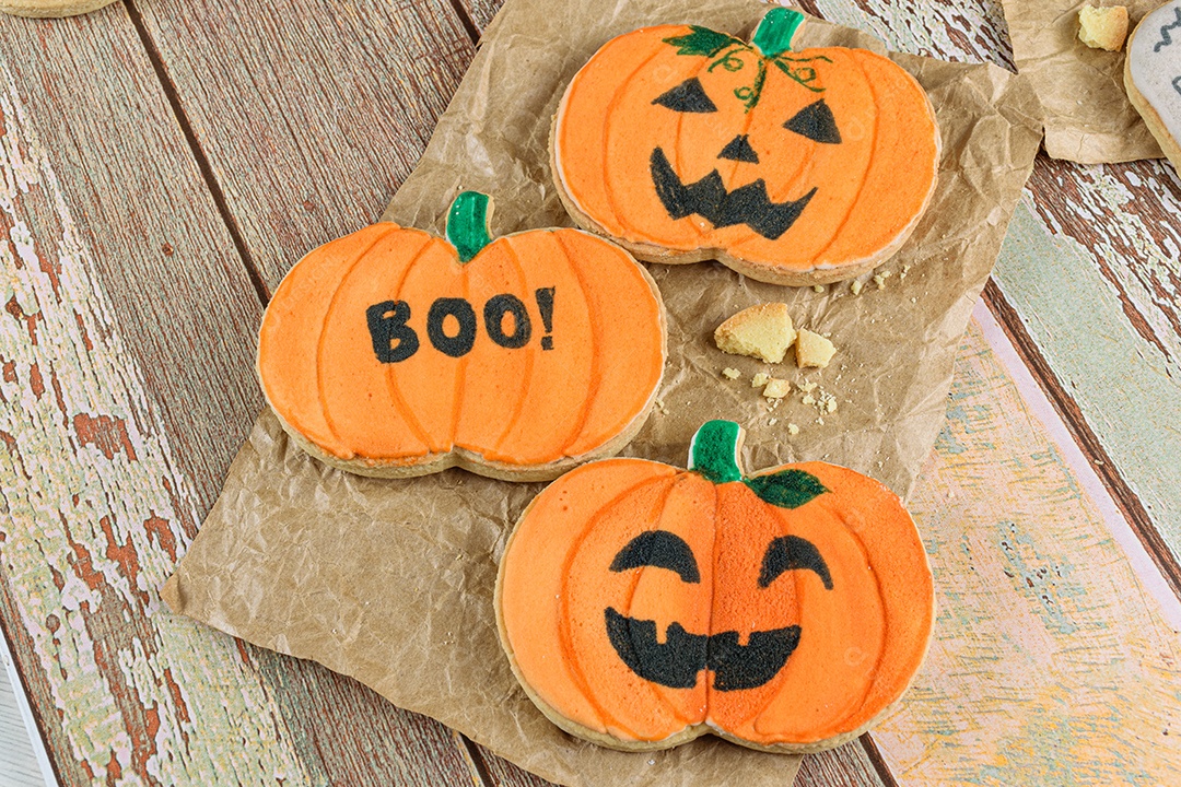 Biscoitos amanteigados em forma de abóbora em papel pardo