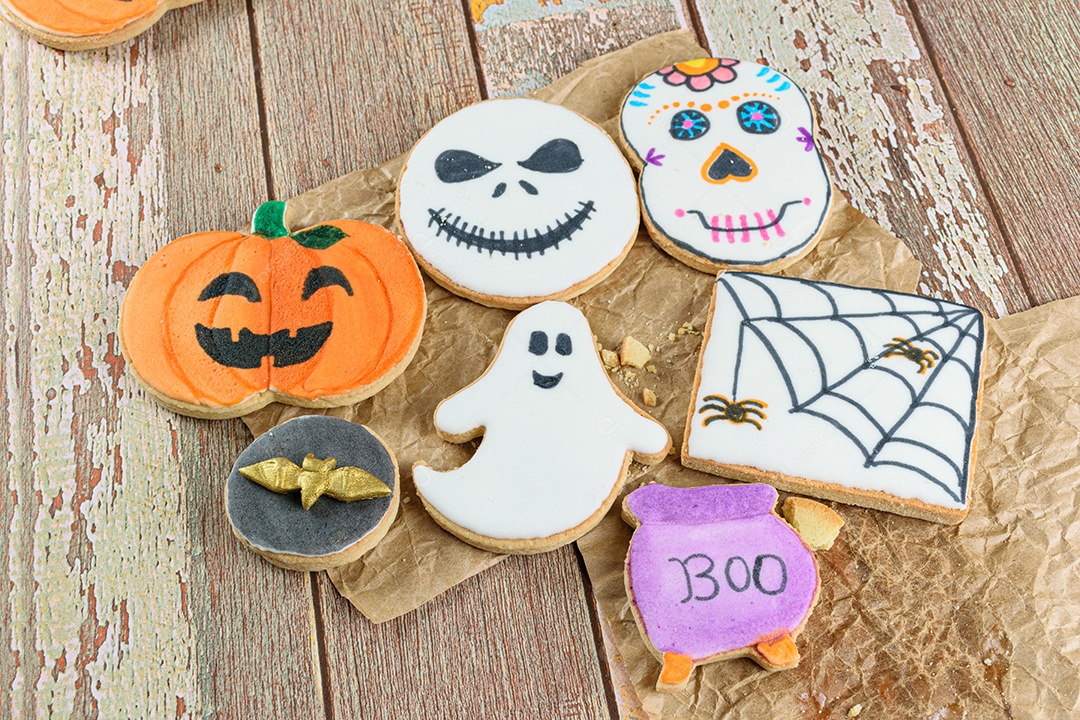 Vários biscoitos amanteigados temáticos de Halloween em papel pardo