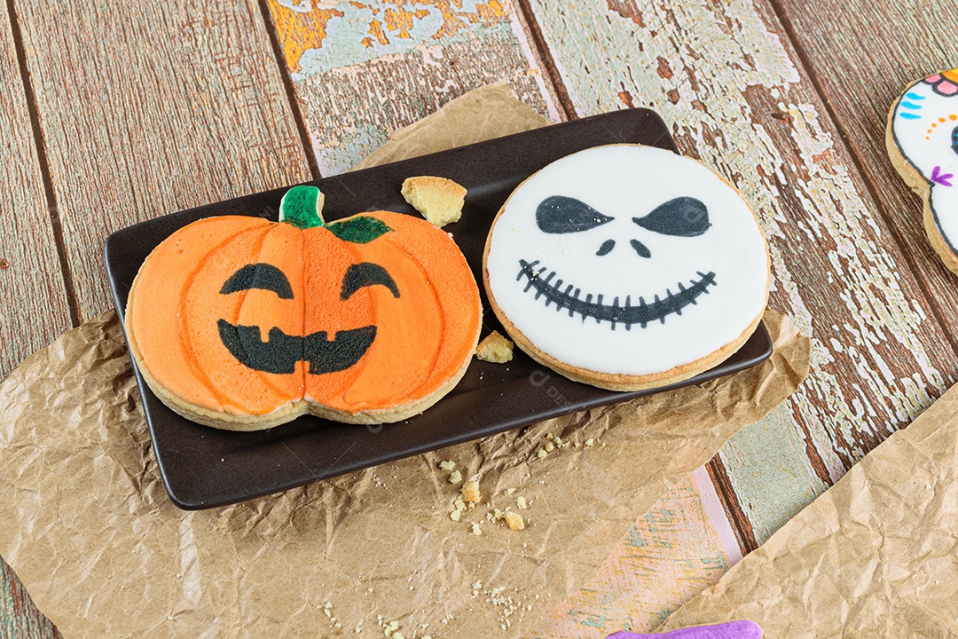 Biscoitos amanteigados temáticos de Halloween em um prato marrom