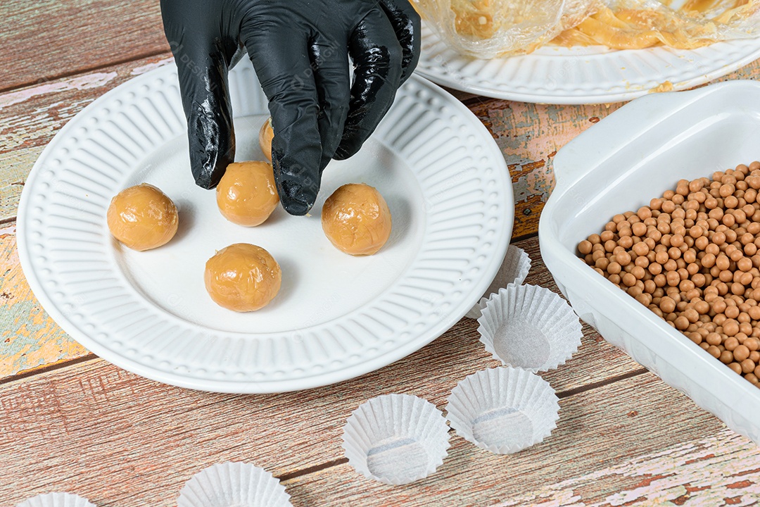 Confeiteiro deixando o brigadeiro de doce de leite