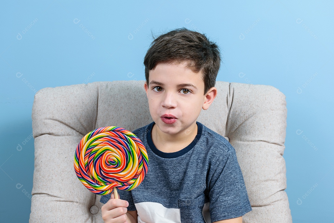 criança de 8 anos olhando para a câmera com a boca aberta