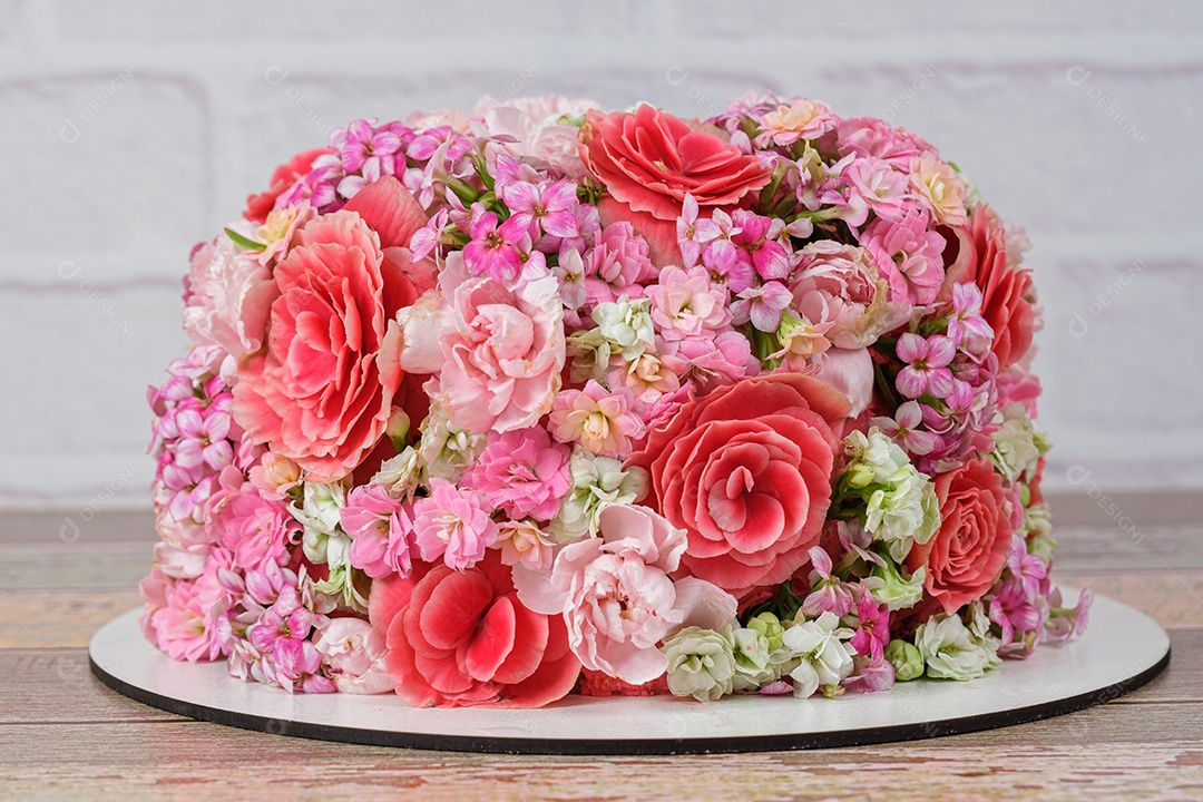 Bolo de baunilha coberto com flores comestíveis de Kalanchoe