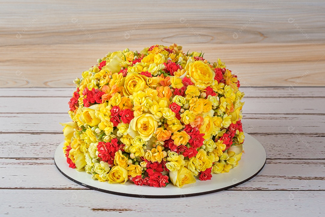 Bolo de baunilha decorado com flores de kalanchoes e begônias.