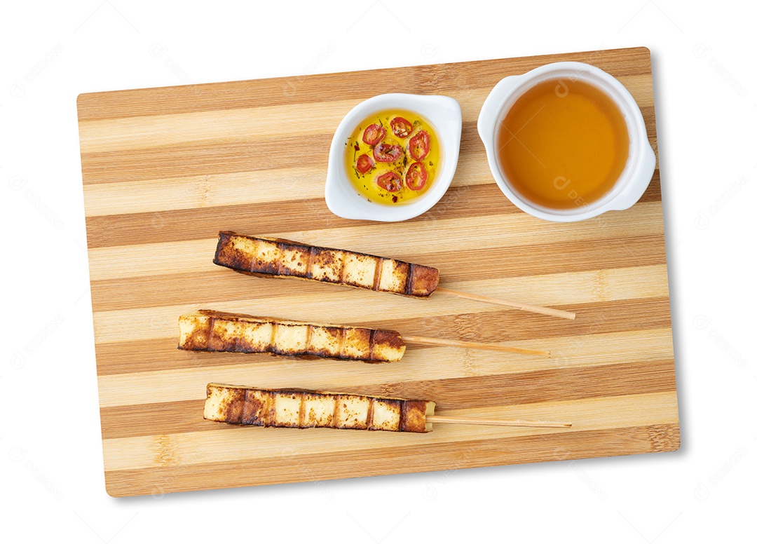 Queijo Coalho ou Coalho grelhado em tábua de madeira com calda de açúcar e pimenta.