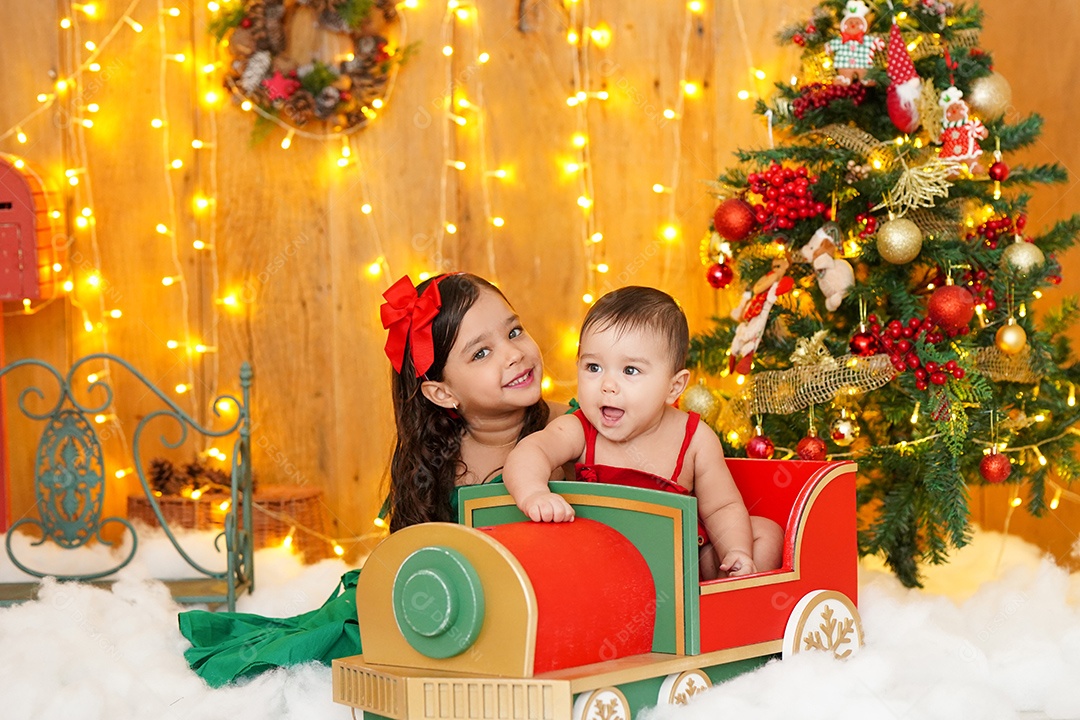 Lindas crianças sobre cénario natalino