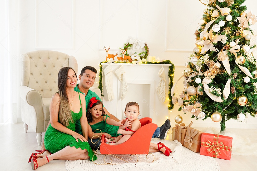 Linda família sobre cénario natalino