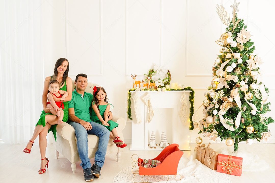 Linda família sobre cénario natalino