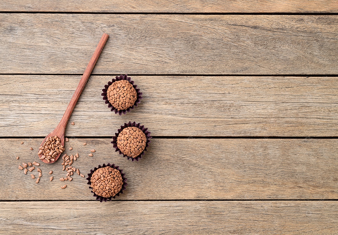 Brigadeiros de chocolate brasileiros típicos sobre mesa de madeira