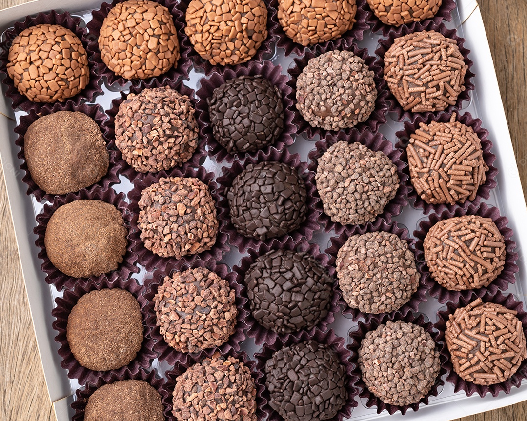 Brigadeiros de chocolate brasileiros típicos sobre mesa de madeira