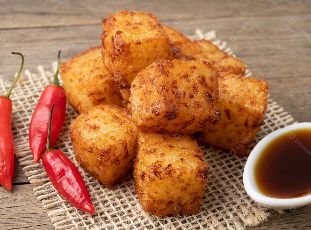 Dado de tapioca, comida típica do nordeste brasileiro com pimenta malagueta