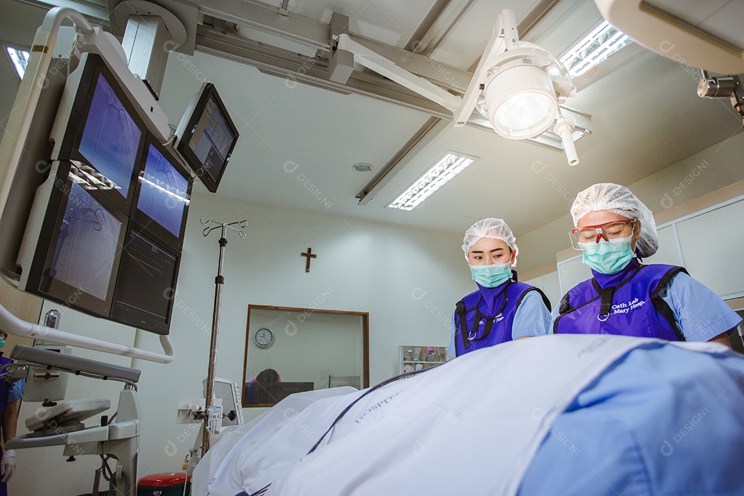 Médicos em sala de cirurgia