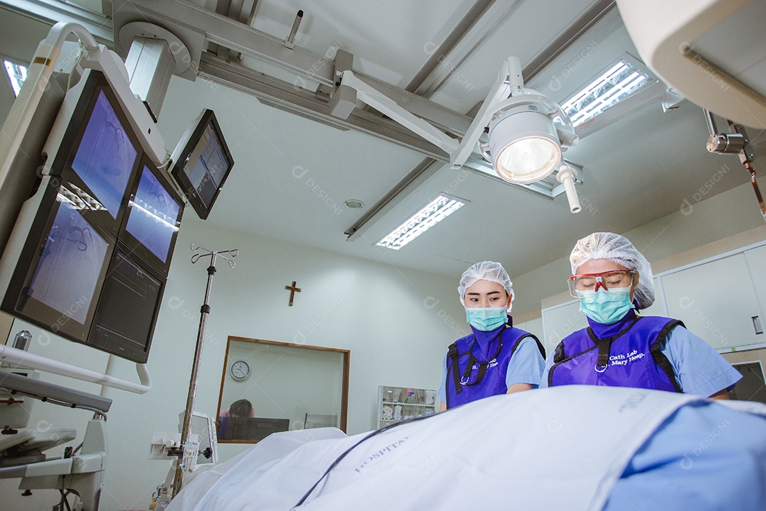 Médicos em sala de cirurgia