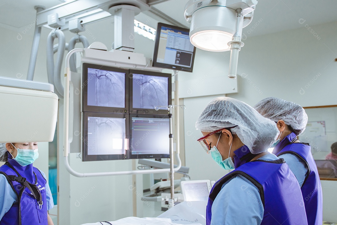 Médicos em sala de cirurgia