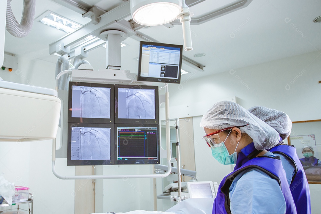 Médicos em sala de cirurgia