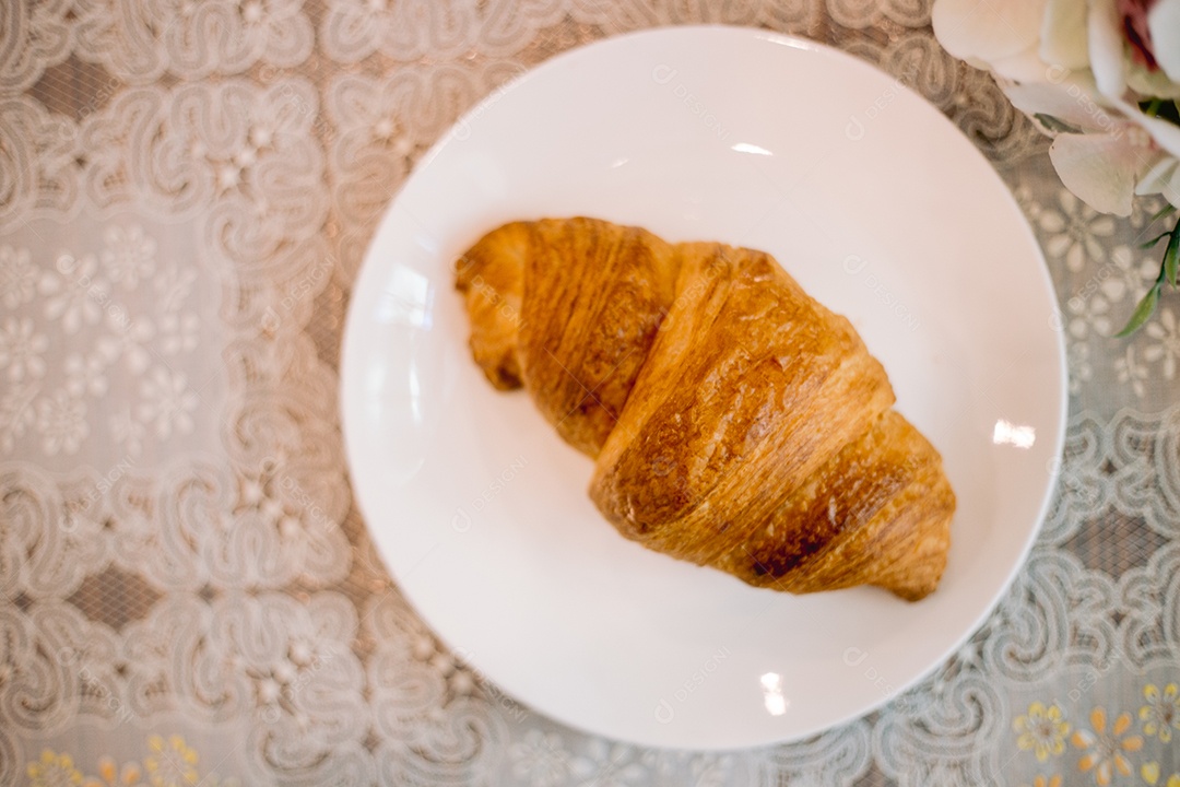 Prato de cerâmica com croissant