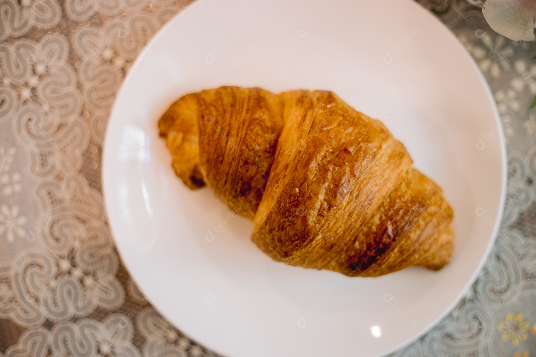 Prato de cerâmica com croissant