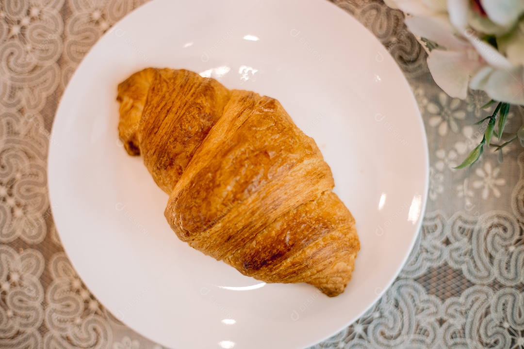 Prato de cerâmica com croissant