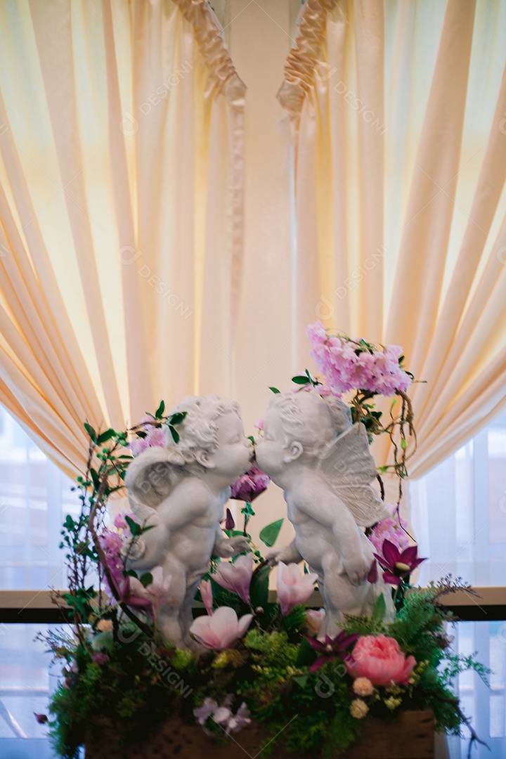 Arranjo de flores e estátua em decoração