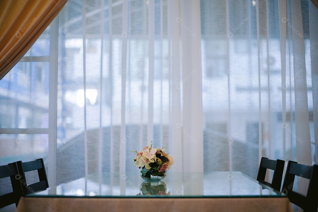 Mesa e cadeiras em salão