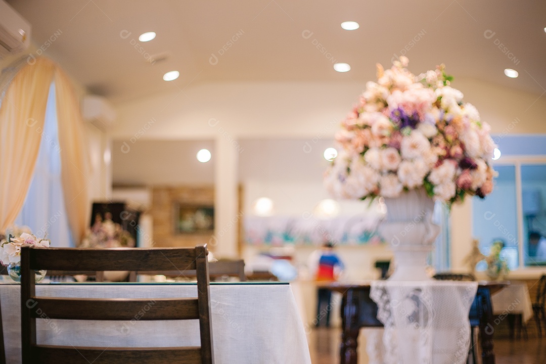 Mesa em salão decorado