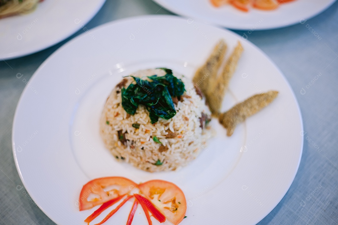 Prato de cerâmica com refeição