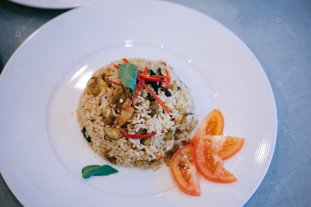 Prato de cerâmica com refeição