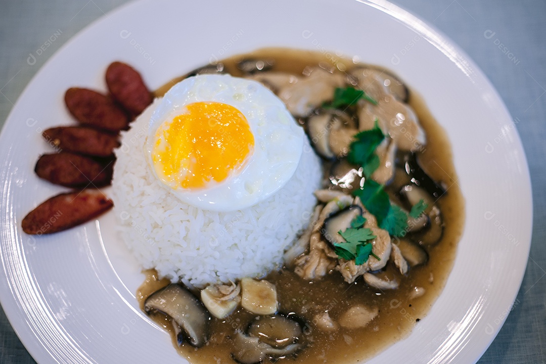 Prato de cerâmica com arroz e ostras