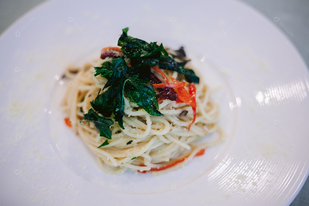 Prato de cerâmica com espaguete