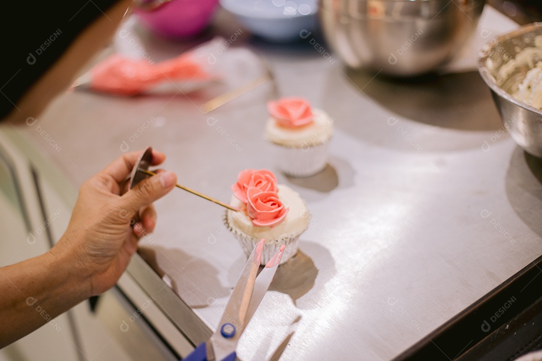 Mulher confeiteira preparando cupcakes