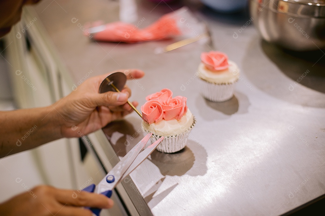 Mulher confeiteira preparando cupcakes
