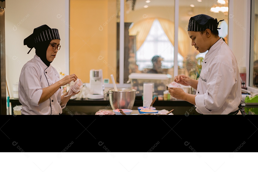 Mulher confeiteiros preparando cupcakes