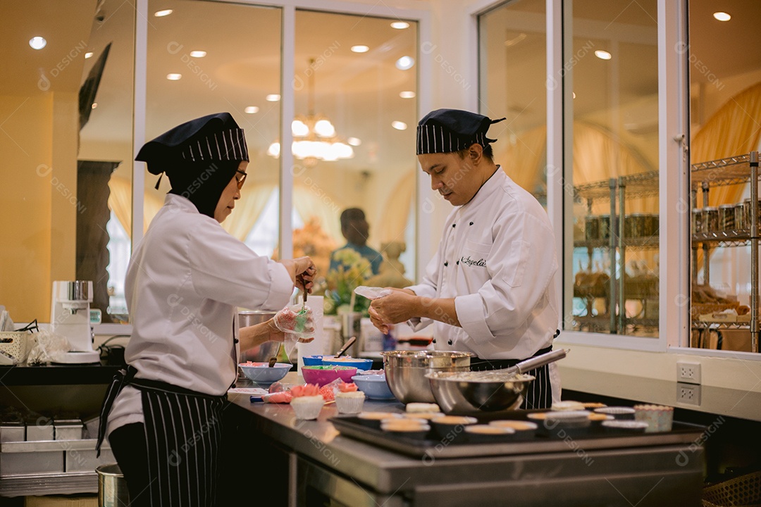Mulher confeiteiros preparando cupcakes