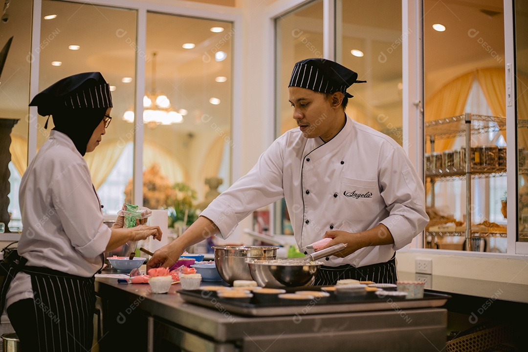 Mulher confeiteiros preparando cupcakes