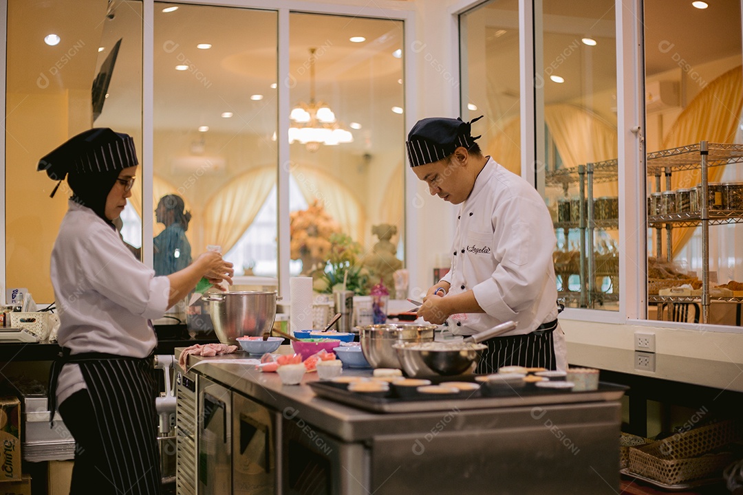 Confeiteiros preparando cupcakes