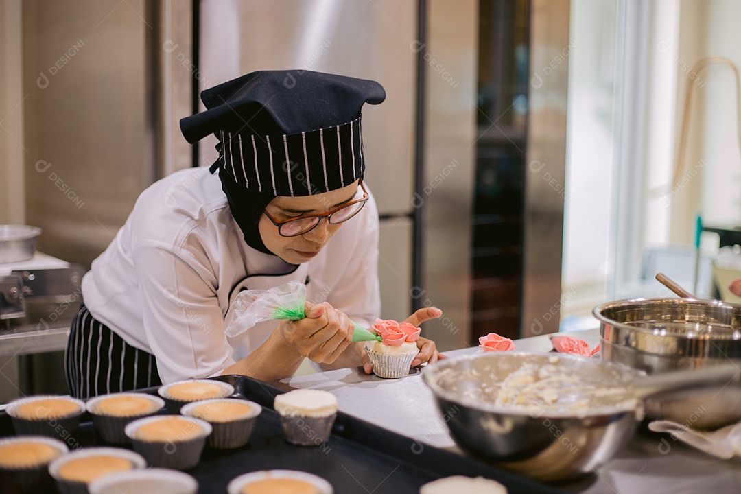 Mulher confeiteira preparando cupcakes