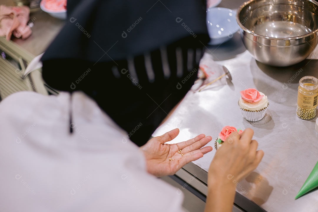 Mulher confeiteira preparando cupcakes