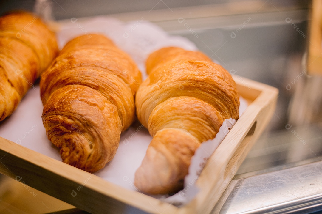 Expositor de padaria com croissant
