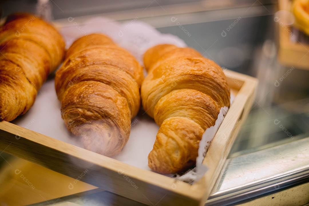 Expositor de padaria com croissant