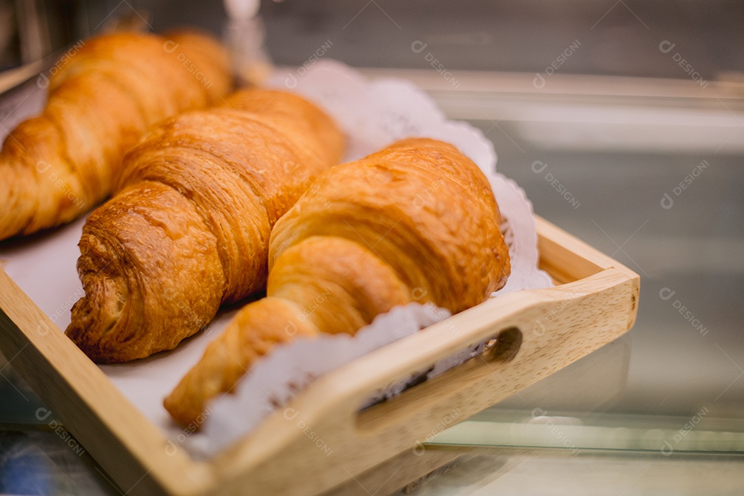 Expositor de padaria com croissant