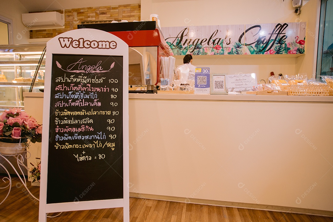 Balcão de atendimento da cafeteria com cardápio