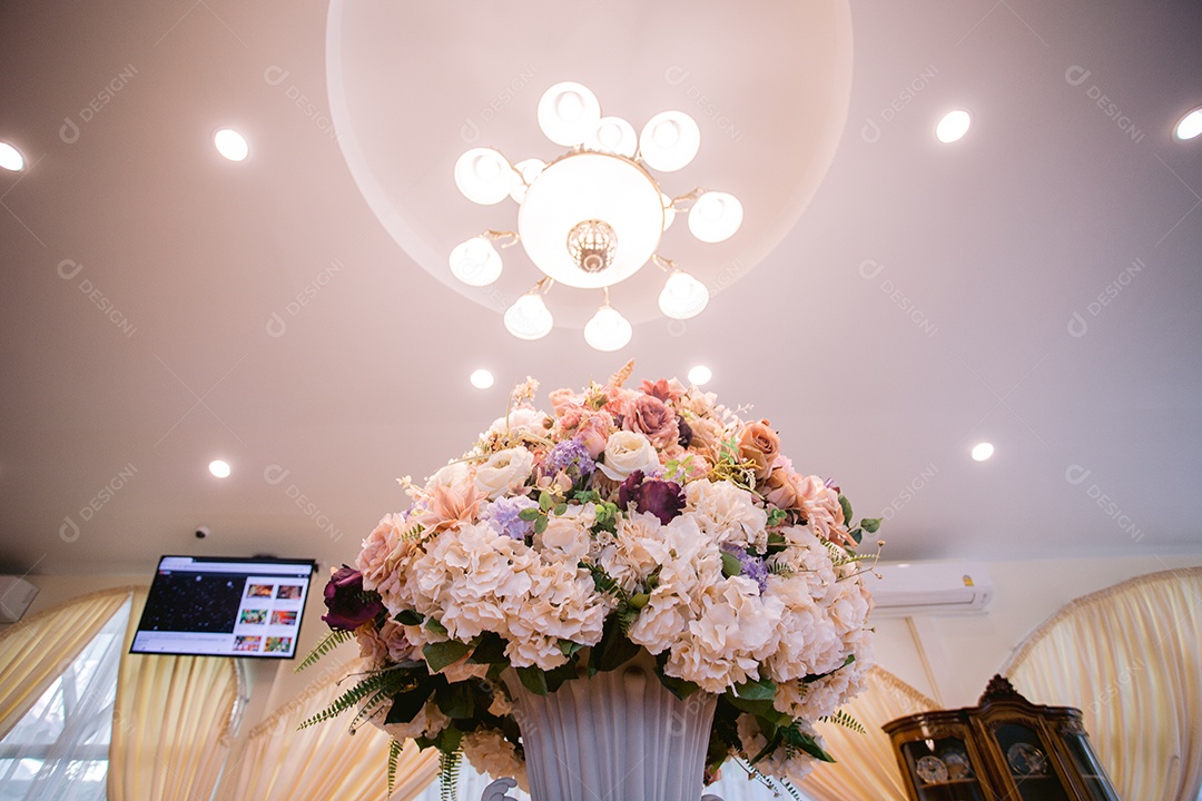 Decoração com vaso de flor e lustre