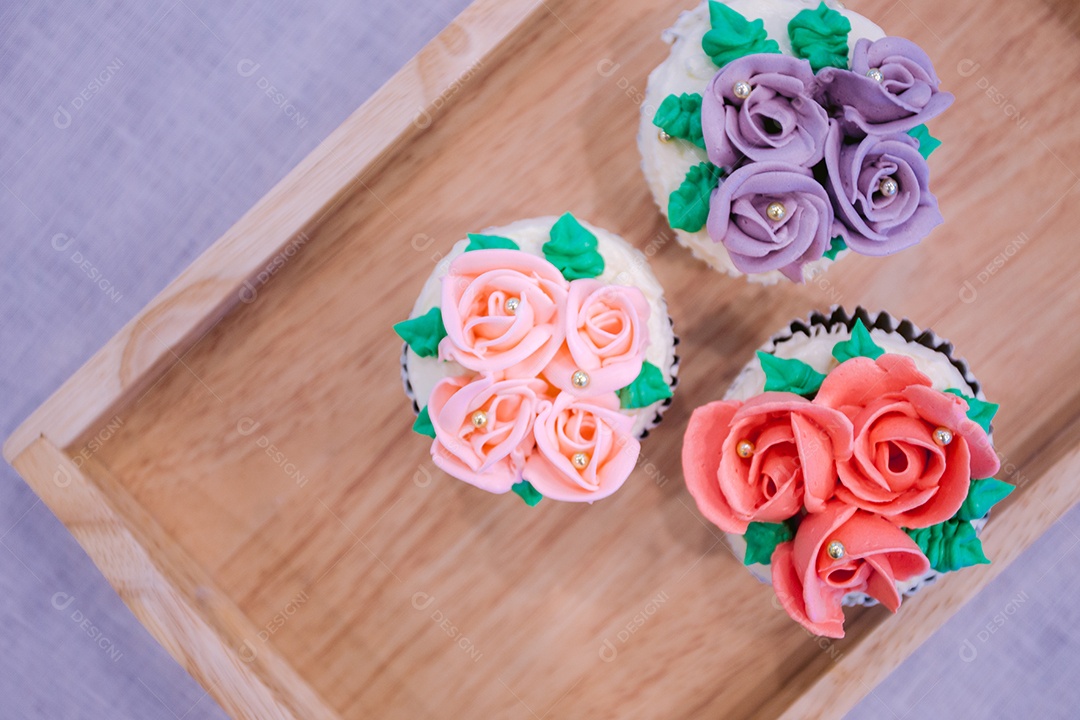 Bandeja de madeira com cupcakes decorados