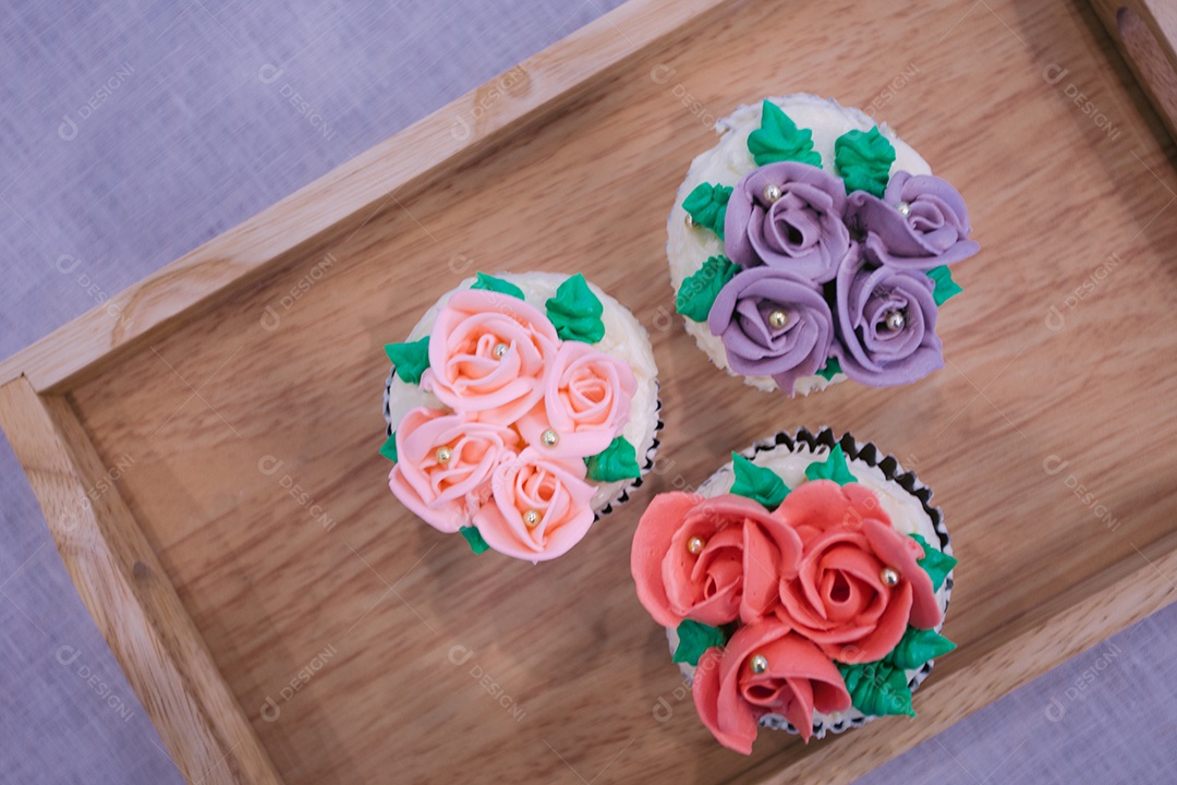Bandeja de madeira com cupcakes decorados