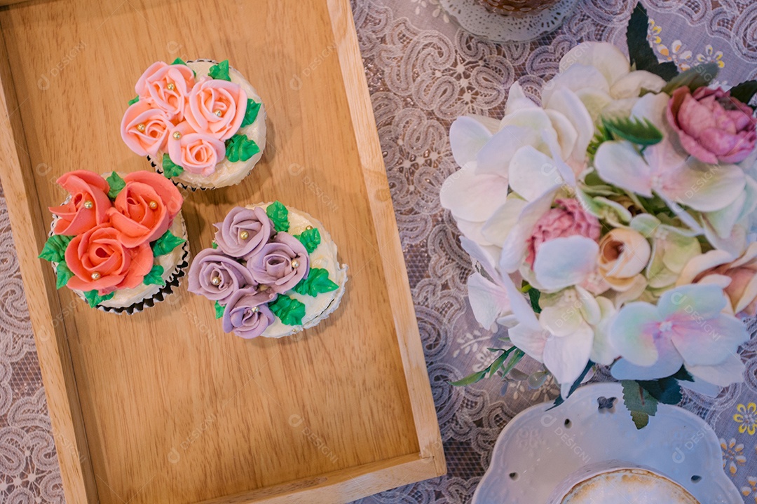 Bandeja de madeira com cupcakes decorados