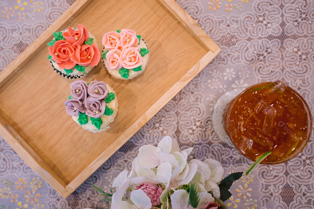 Bandeja de madeira com cupcakes decorados
