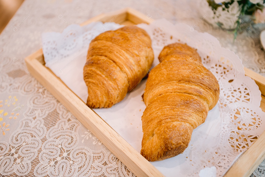 Bandeja de madeira com croissant